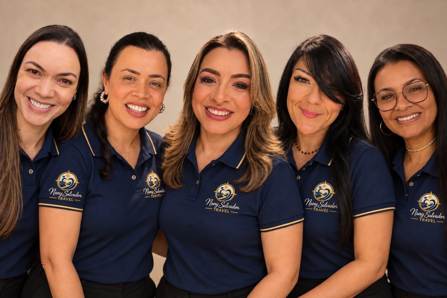 A equipe da Nany Salvador Travel, de camisa azul-marinho com a logo da agência
